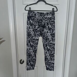 NWT 🔥 Fabletics Black and White Leggings High Contrast Design